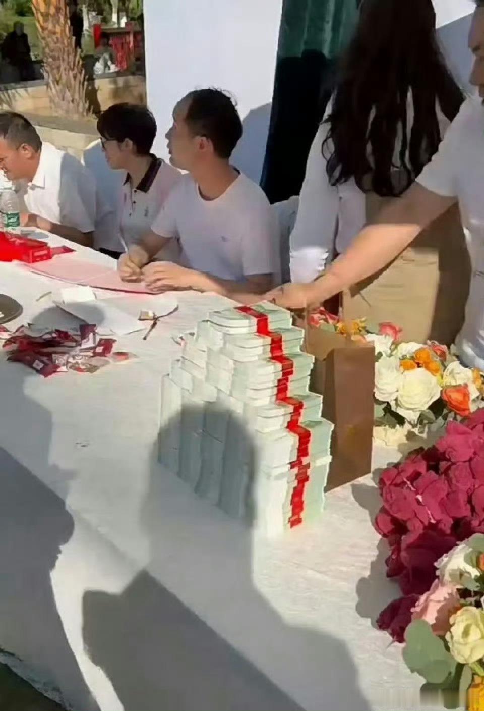 听说是新郎前女友送的，大手笔啊！​​​