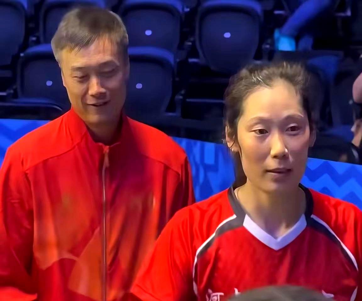 河南女排主场这场比赛看点真不少。赖亚文教练突然空降现场，不是之前大家猜的郎平，她
