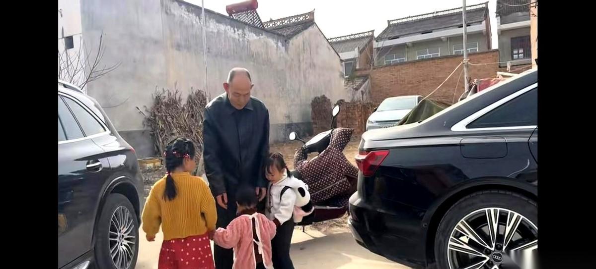 过年把老爹从医院接回家一天，这孝心，真是精准又高效，我都想给他们鼓鼓掌了。表演