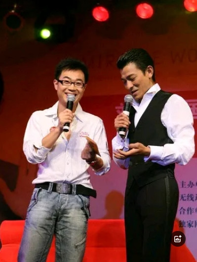 大鹏这张采访照片太励志了。2007年，大鹏采访刘德华，那时候大鹏只是搜狐网的小主