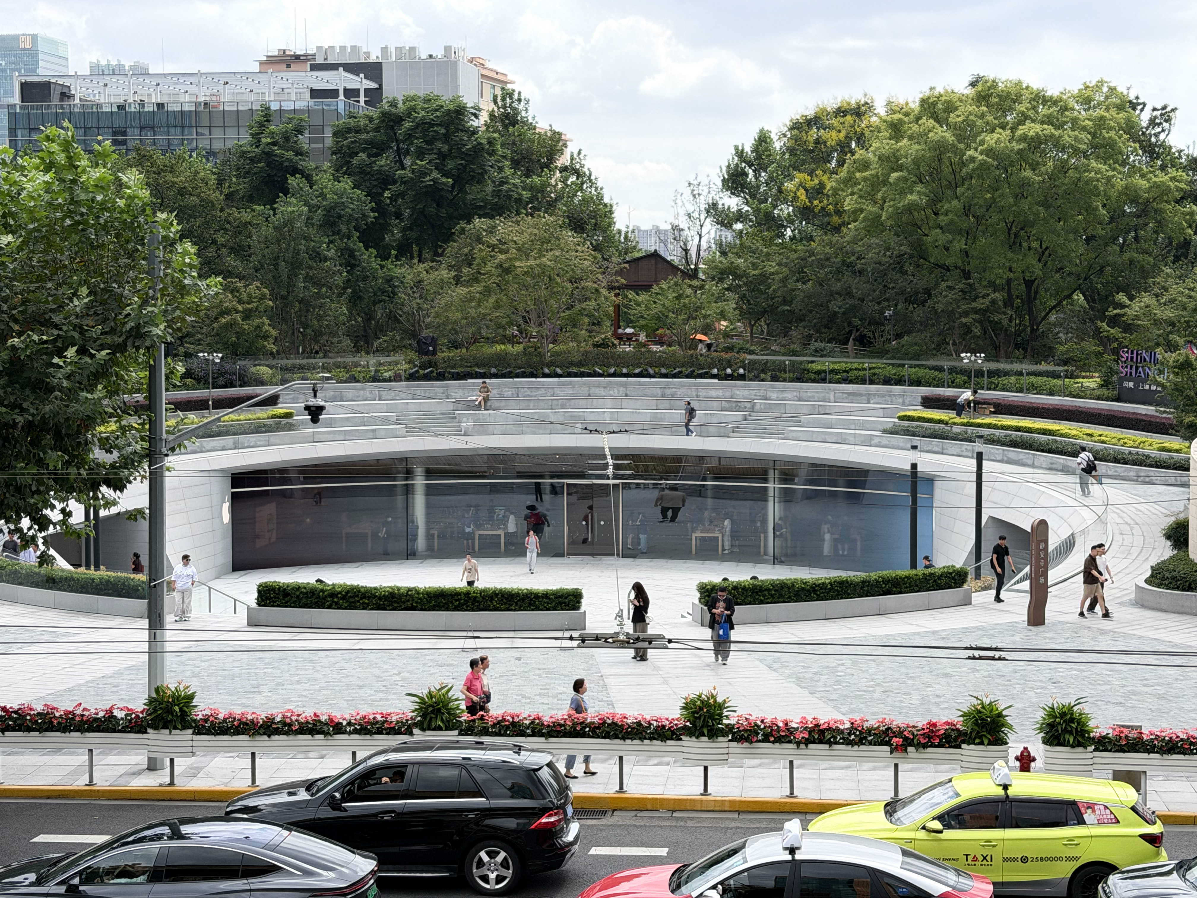 今天来逛上海的Apple静安，这家店本身就挺值得看。正对着静安寺，一边是古寺