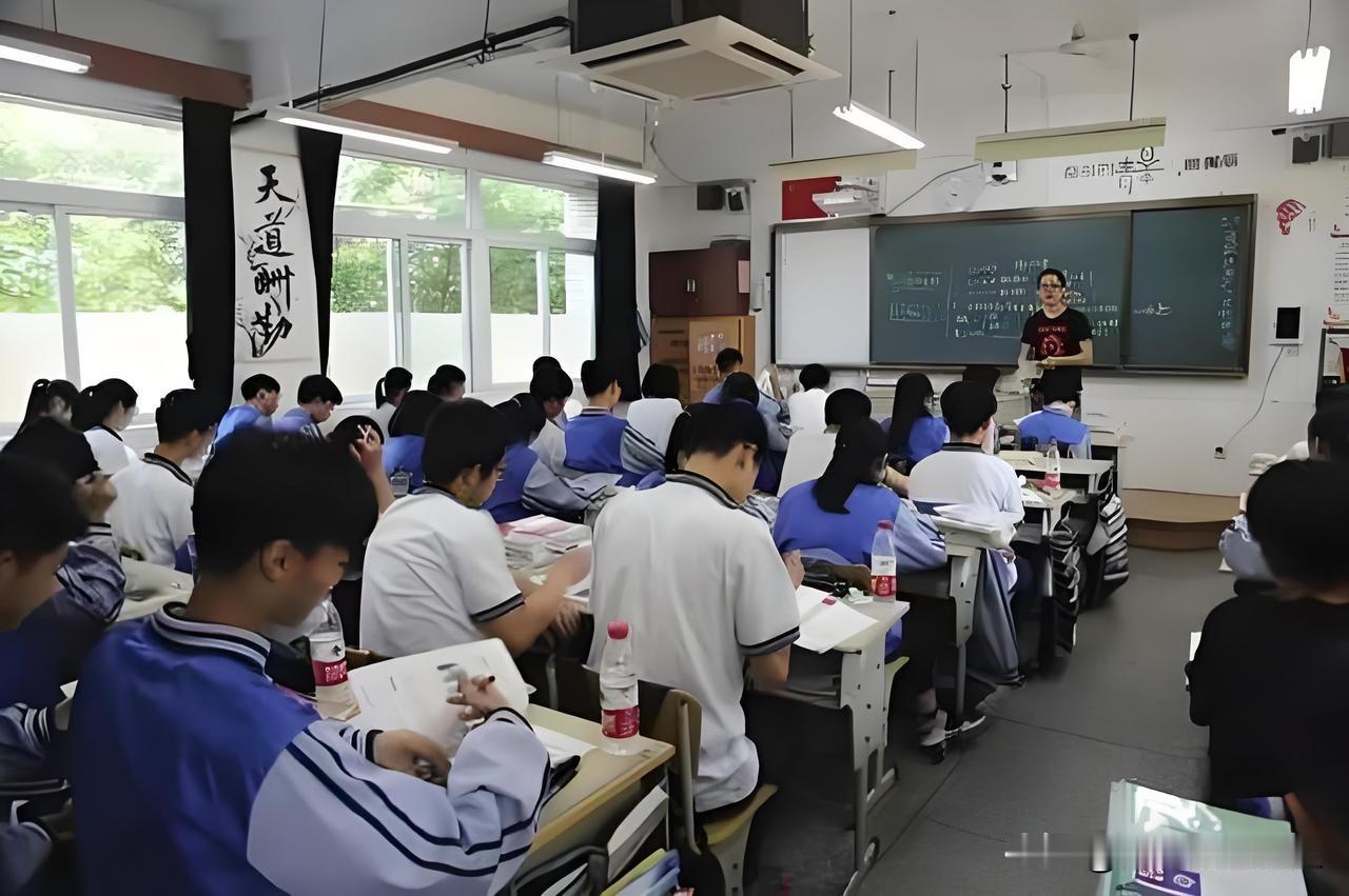 无数初中生都陷入过同一个崩溃死循环：上课听得明明白白，课本例题一看就懂，作业也能