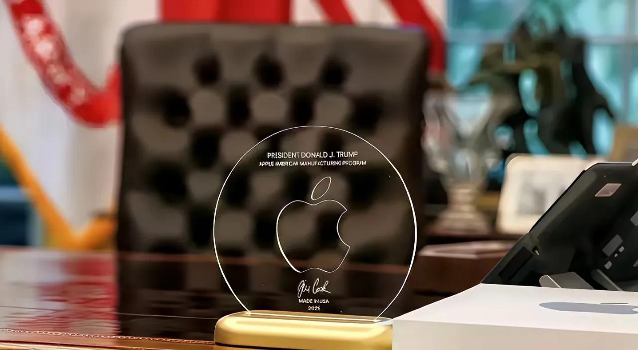 苹果CEO库克送给了特朗普一件礼物，用玻璃制作的苹果标志摆件。看上去不值钱，但奥