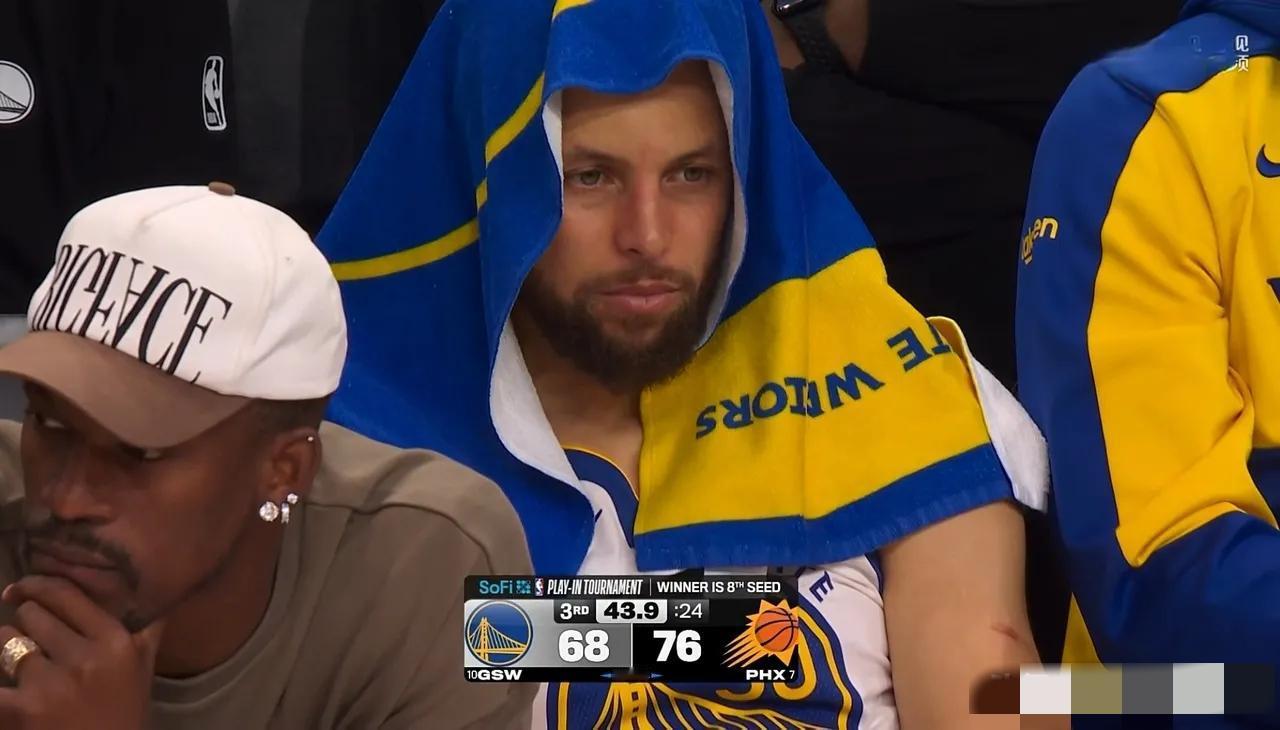 从库里忧郁的眼神就能看出：属于他的时代结束了……！96-111，勇士输了太阳