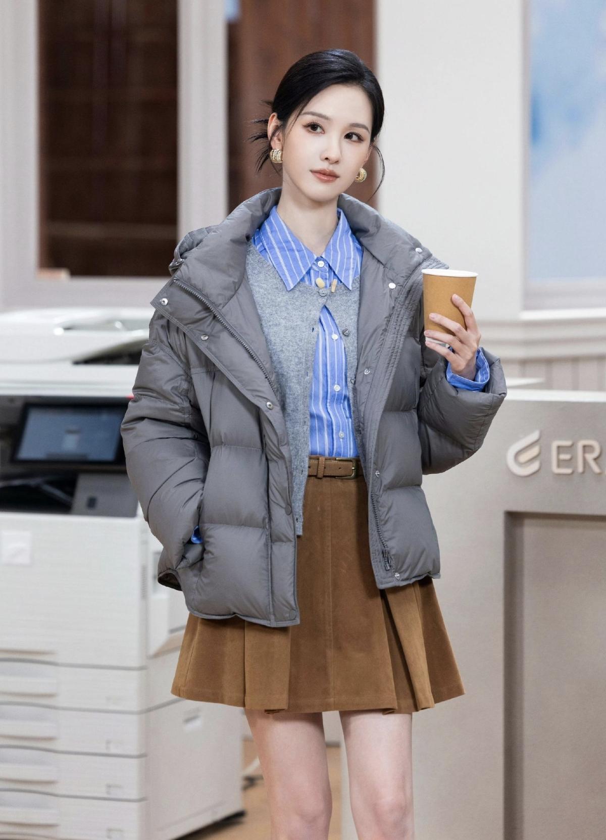 灰调羽绒服+蓝白条纹，陈都灵把冬日通勤装穿出了高级感。简约不简单，保暖又好看[比