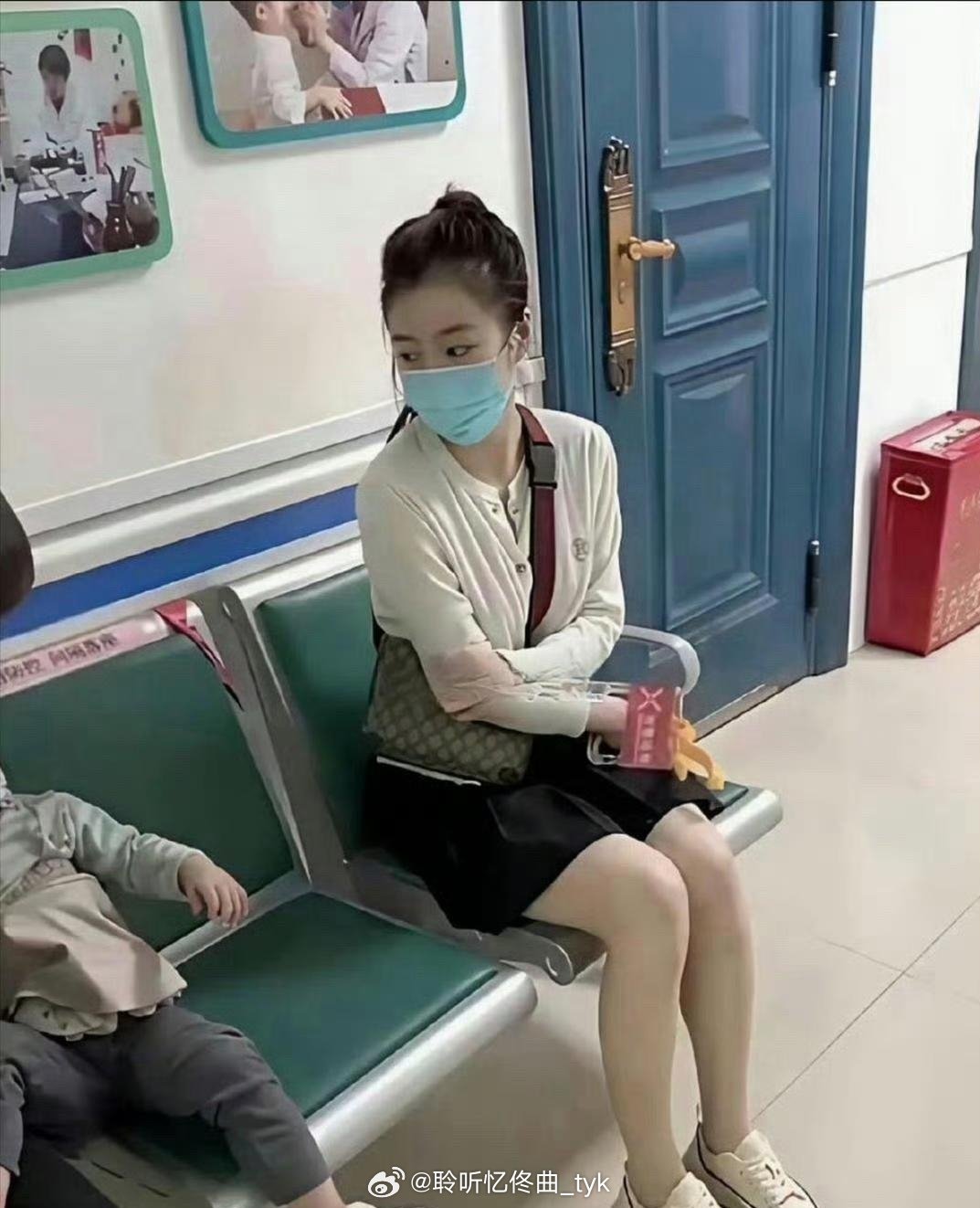 她是怎么套进去的，让人费解