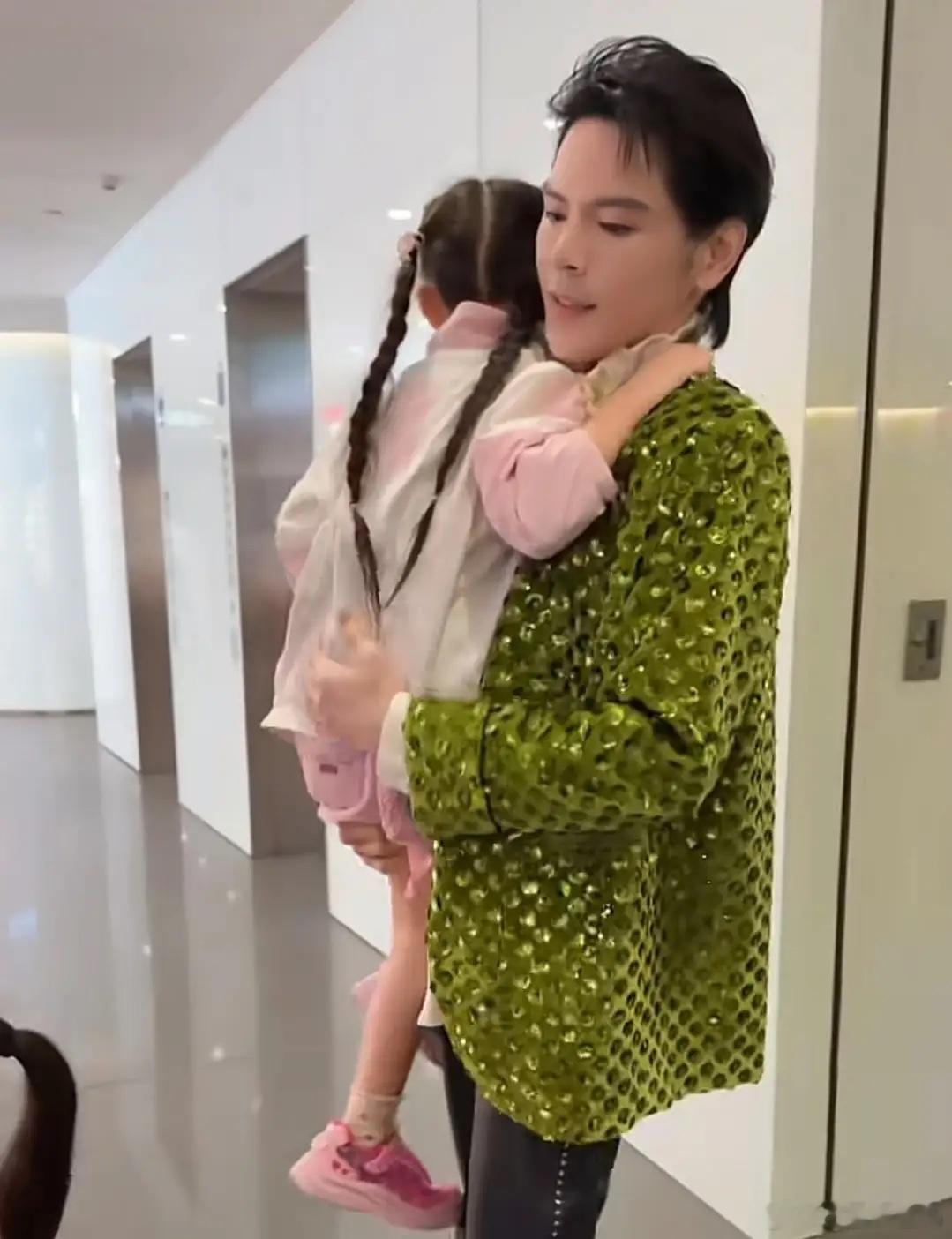 向佐晒家庭动态，儿子长好高了，乍看还以为是女儿，虽然镜头主要以他和一对儿女为主，