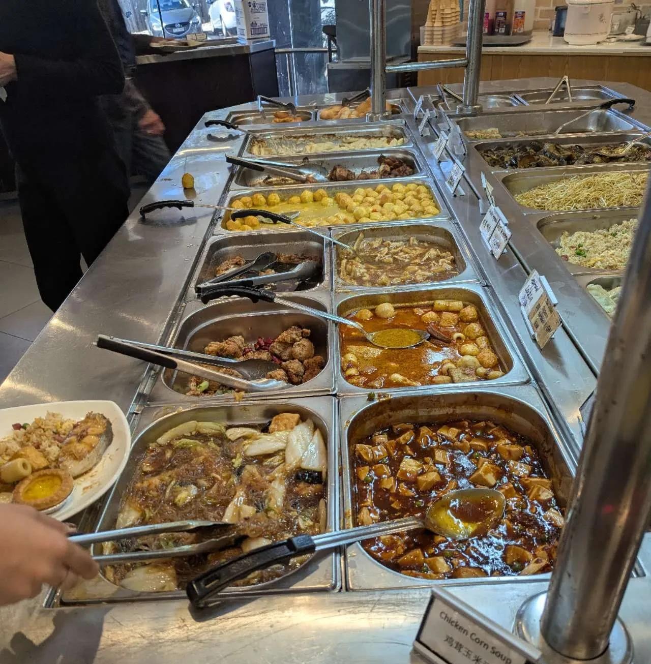在悉尼号称小上海的俱乐部吃自助餐，持老年卡和会员卡的每人20澳元，折合人民币90