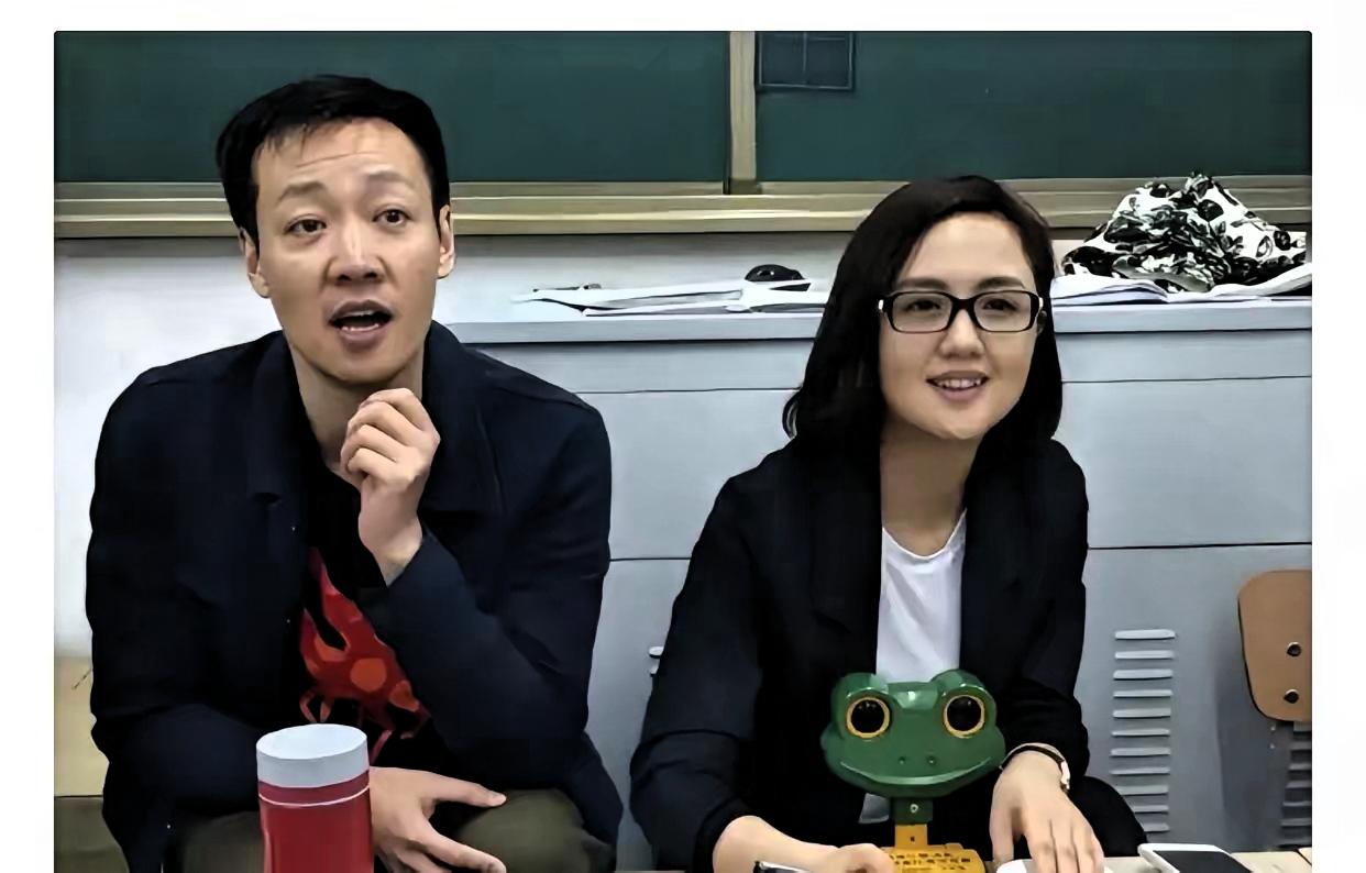 辛柏青断更4个月哪是伤心？朱媛媛藏的这个秘密，才是真的掏空他别再说辛柏青只