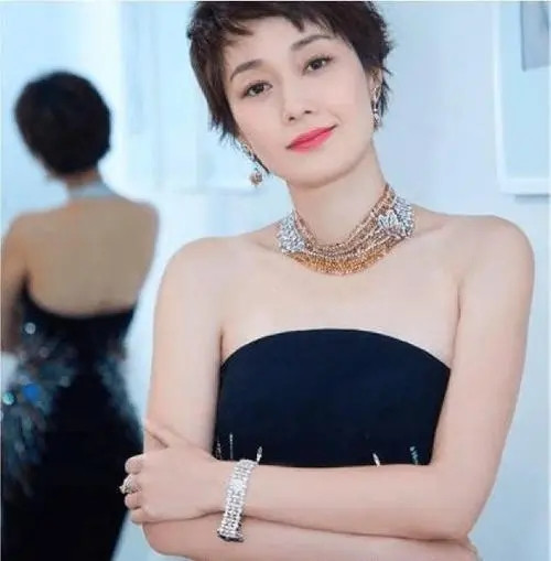 马伊琍刚刚收到5000万的片酬，就看见闺蜜找她借40万元的短信，她再三嘱咐助理：