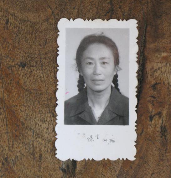 1973年女知青黄丽萍带农村丈夫回宁波父母家。丈夫看到墙上的照片大吃一惊，当得知