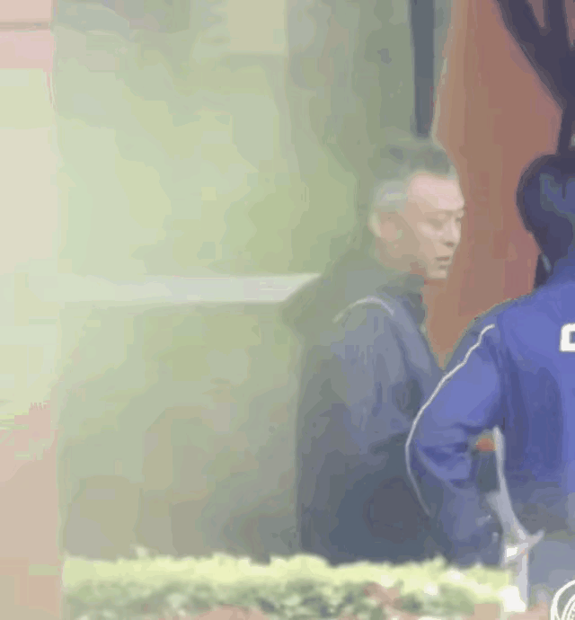 秦志戬还是不放心王楚钦，于是把他拉到一边嘀咕起来，这是太难为秦导了，刚上