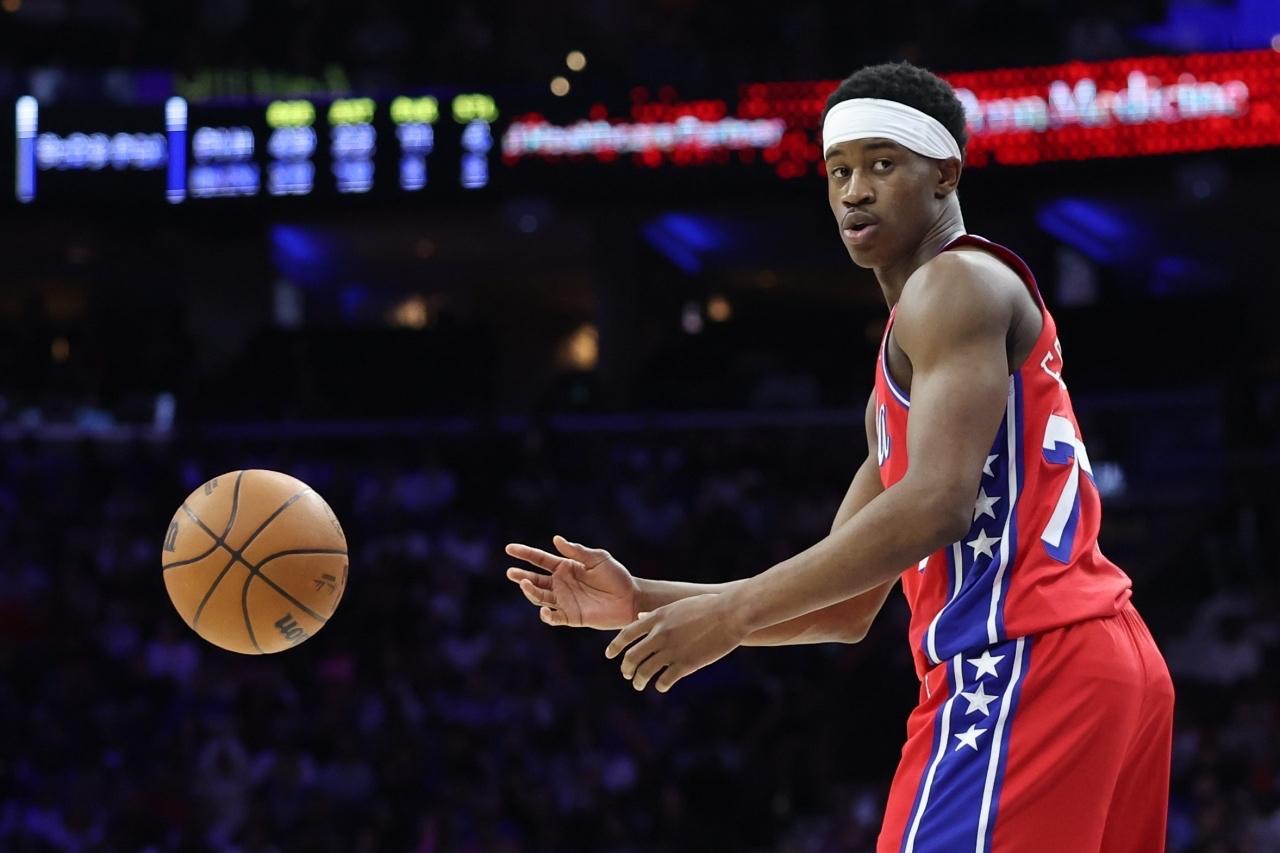 76人被诅咒了吗？新秀埃奇库姆发挥出色，上半场13投8中，贡献了20分7篮板2