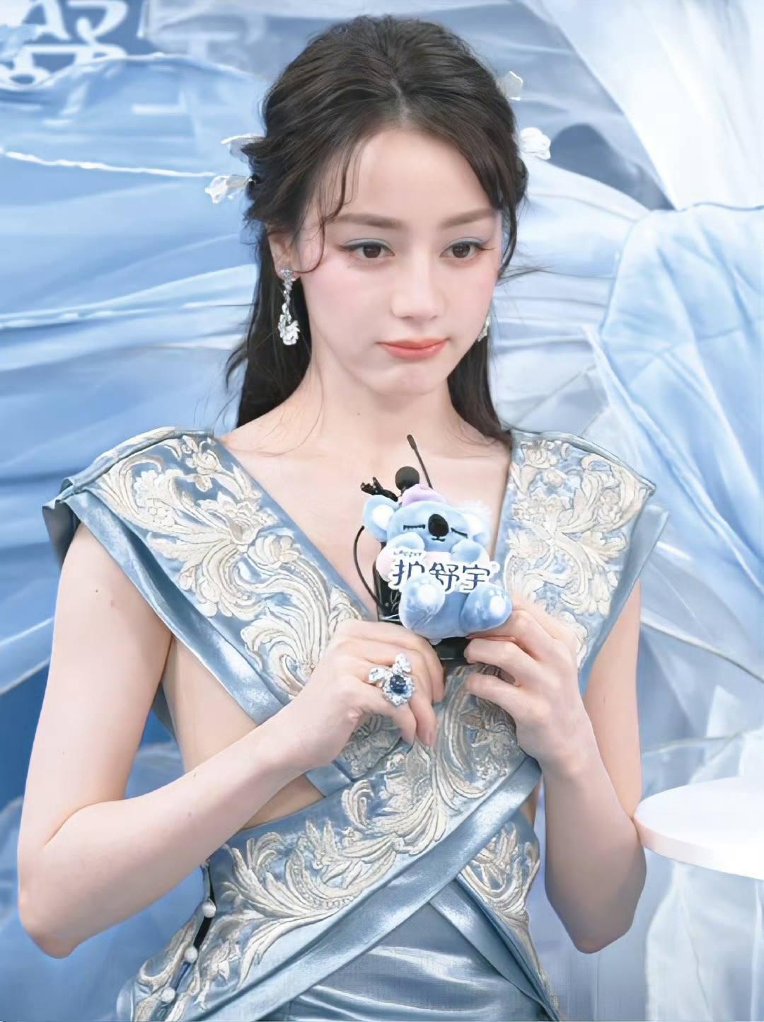 闵塔鲨迪丽热巴只知道确实很多套造型都是靠迪丽热巴的脸和身材撑起来的闵锐确实好几