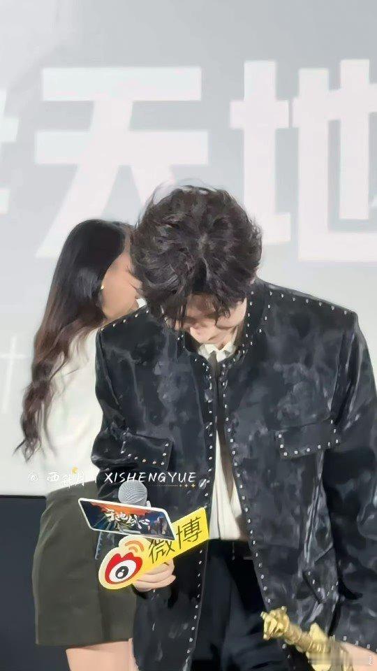 成毅憋笑憋出内伤还是没憋住成毅憋笑那劲儿，仿佛在和自己较劲儿。一会儿嘴角下撇，