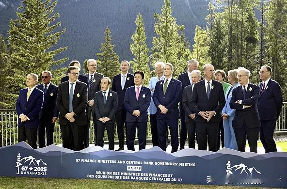 特朗普的大棒正遭到国内外的激烈抵抗。1.美国政府22日下令，禁止哈佛大学招收外