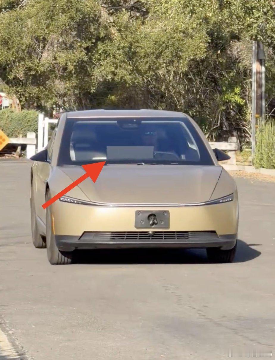 网友拍的CyberCab内饰，无方向盘设计，只有一块中控屏