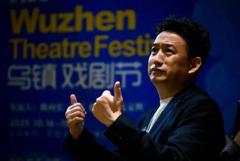 黄磊每年乌镇戏剧节后偷偷多待一天？真相曝光！别人赶完通告就撤，黄磊却偏要在乌镇多