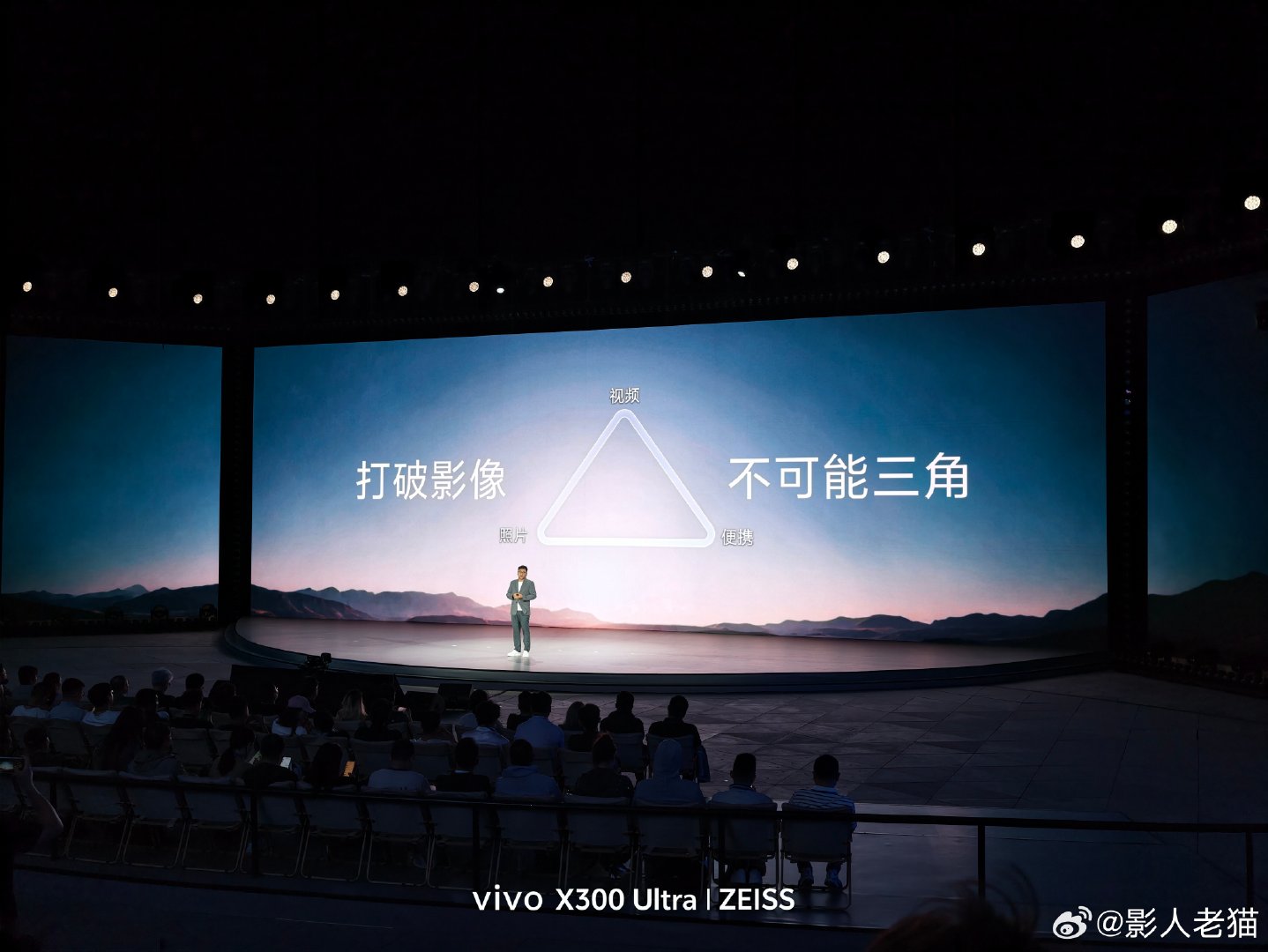 摄影圈一直存在的不可能三角，照片、视频、便携很难兼顾。蓝厂这次直接把难题给打破了。不用再妥协取舍，三