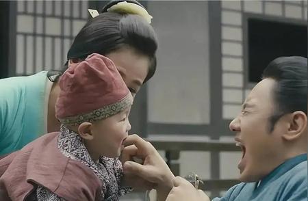 “爹”和“爸”有何区别？将两字拆开才恍悟，难怪古人会叫父为爹要说“爹”和“爸