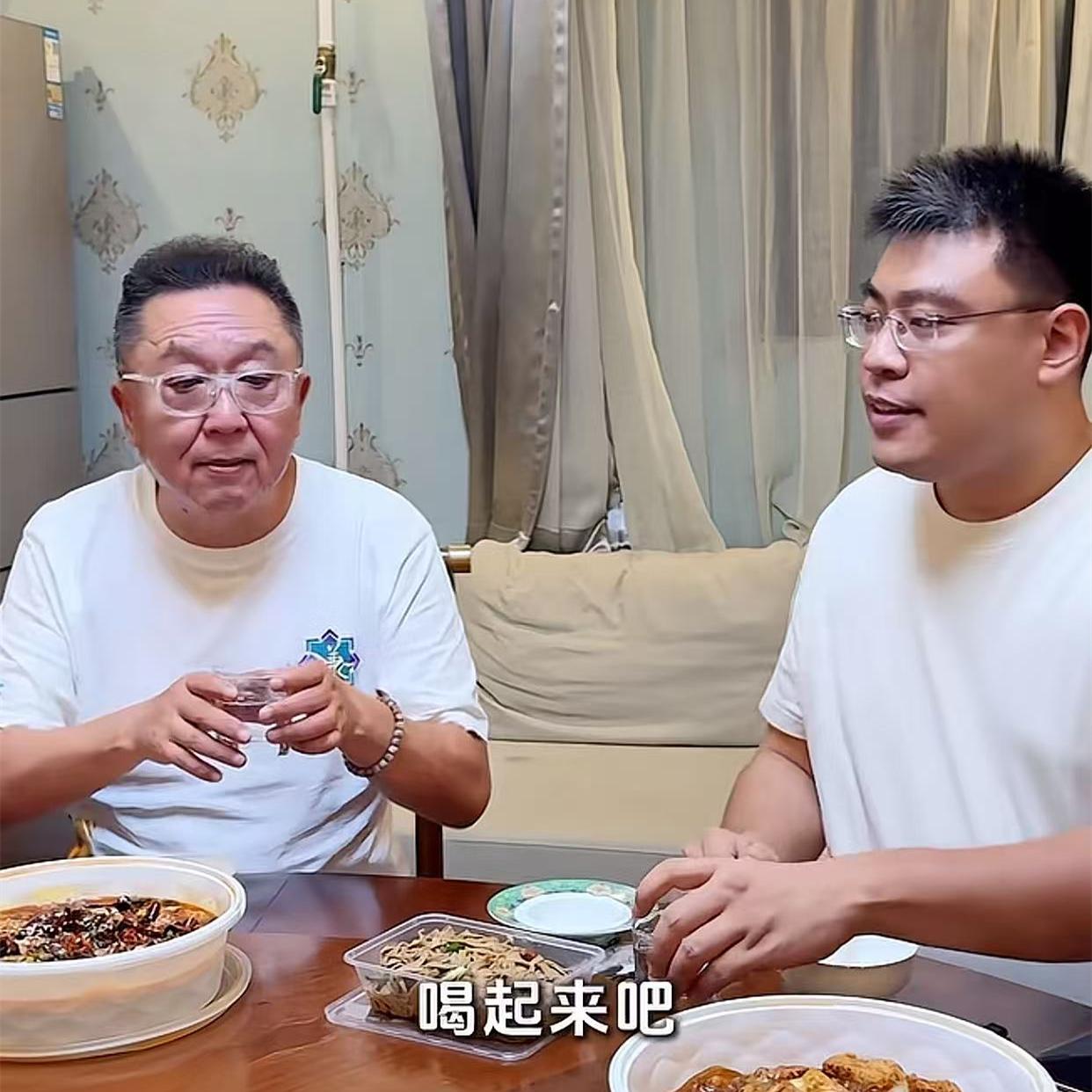 于谦又在公司喝尽兴了，豪爽给送粉丝的扇子签名，网友：谦大爷喝得满脸通红！于谦铺子