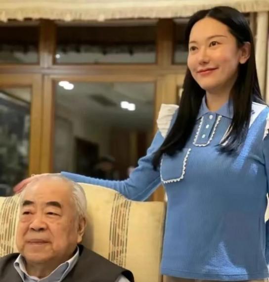 一次，有人问知名画家范曾：“你都86了，为什么还要娶一个36岁的女子当老婆，难道