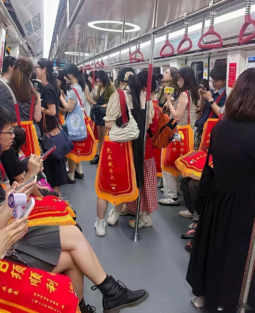 地铁上看到的一幕，这是什么情况呀？太夸张了吧