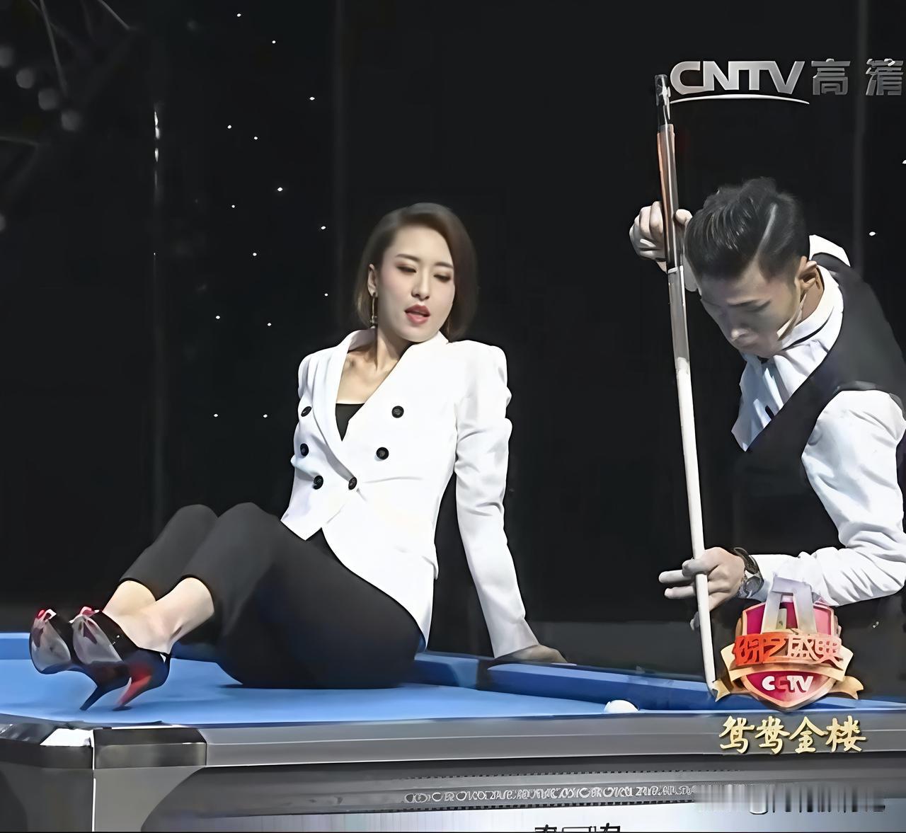 央视最美女主持张蕾给台球高手制造障碍。球员打球特别的厉害，说前面放任何东西挡着