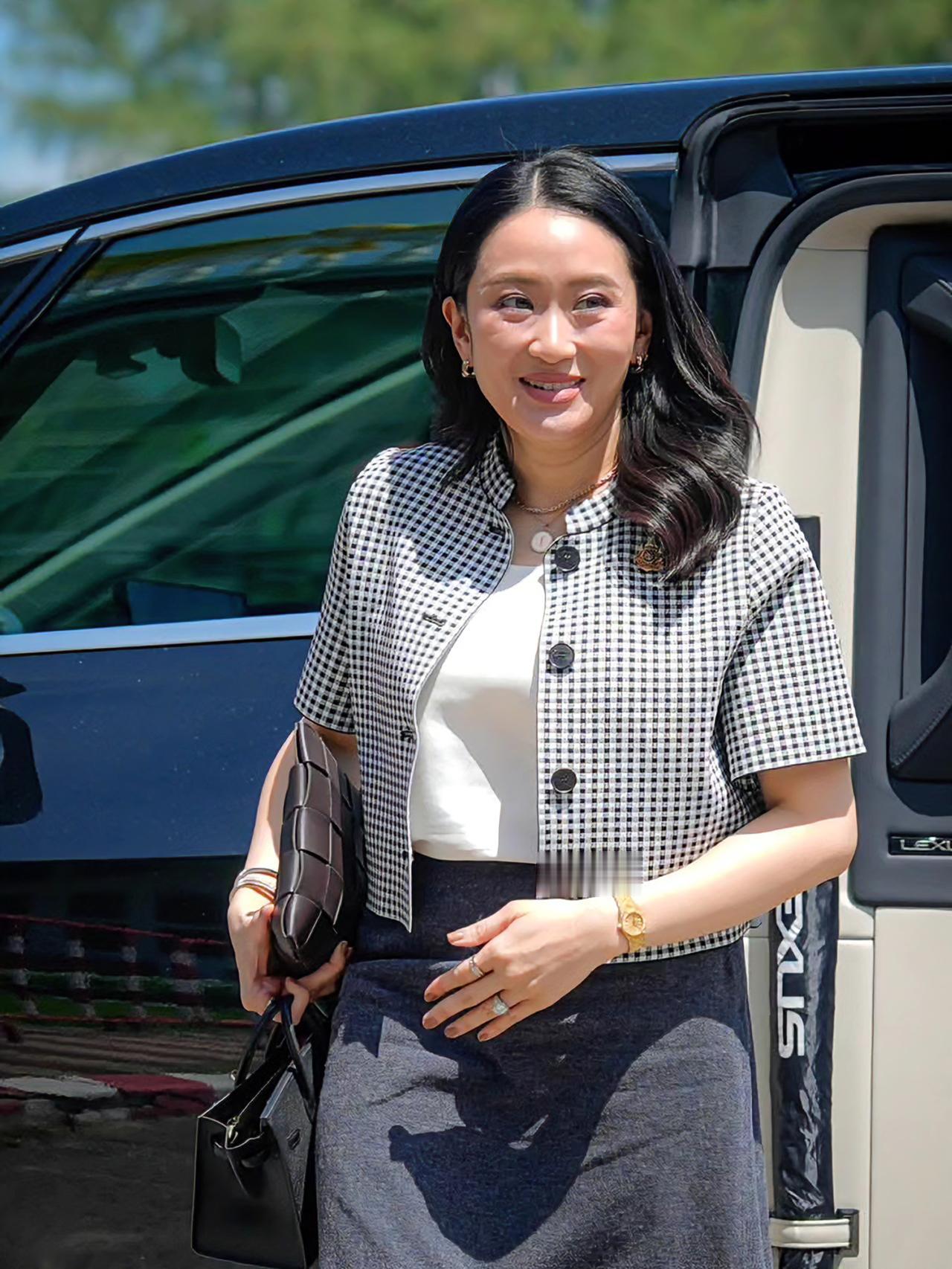 佩通坦心情不错，在媒体面前始终笑容满面2025年10月20日，前总理佩通坦与妹
