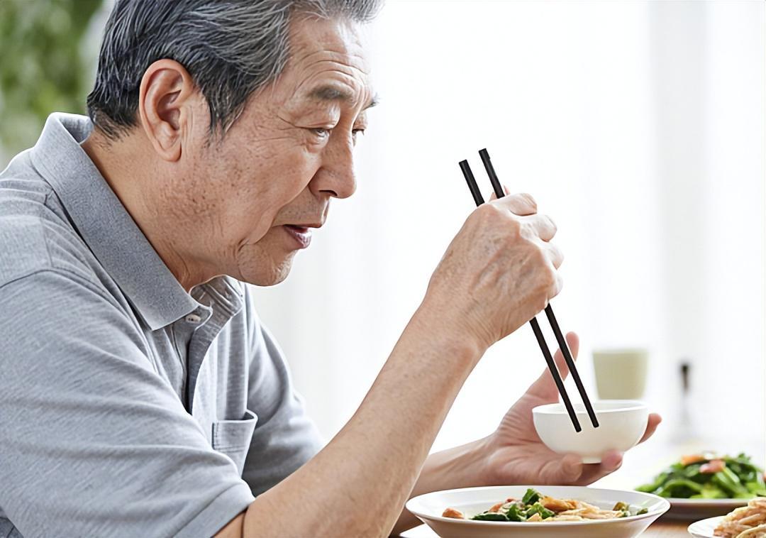 《“晚饭七分饱”被推翻了？医生：65岁后吃饭记住这5点，比少吃更重要》“晚饭