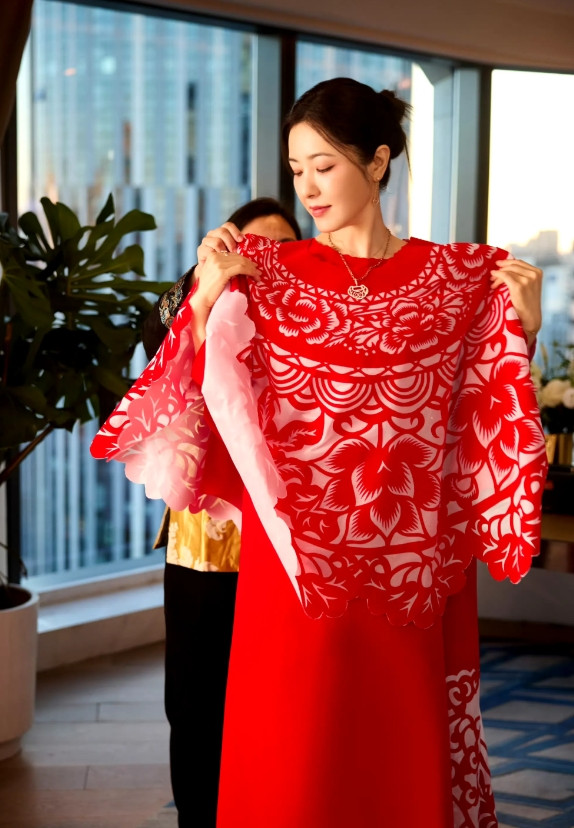 她是中国的“<em>奥黛丽赫本</em>”长得精致大气，完美无瑕！如今更是热爱中国传统文化，准备