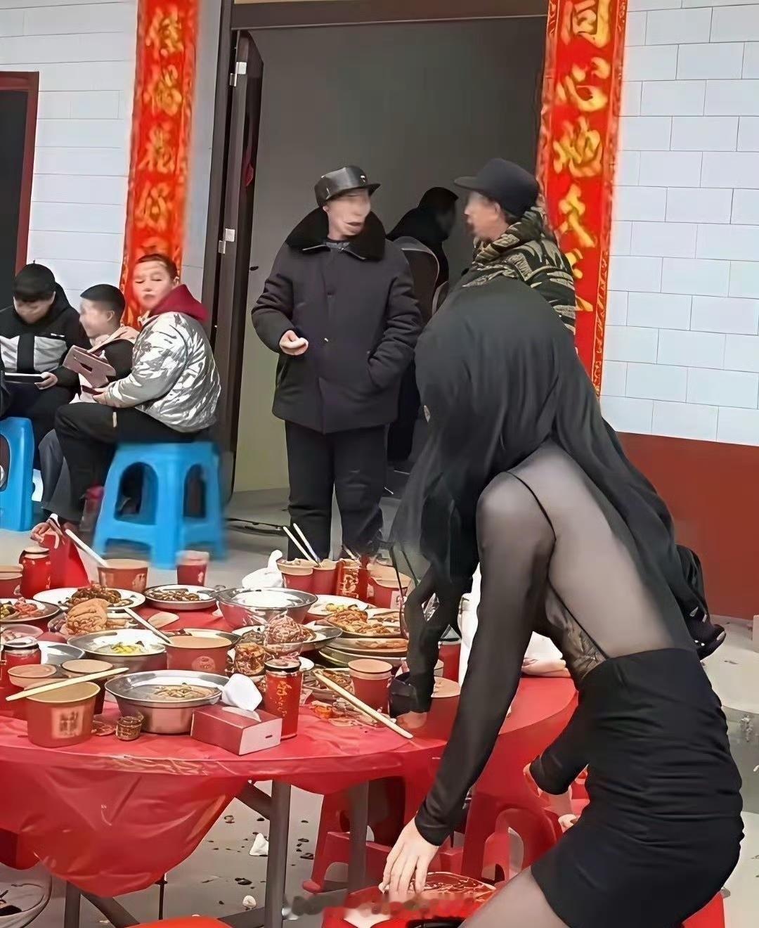 婚礼上见到的一个女生，穿成这样是来抢新娘风头的吧