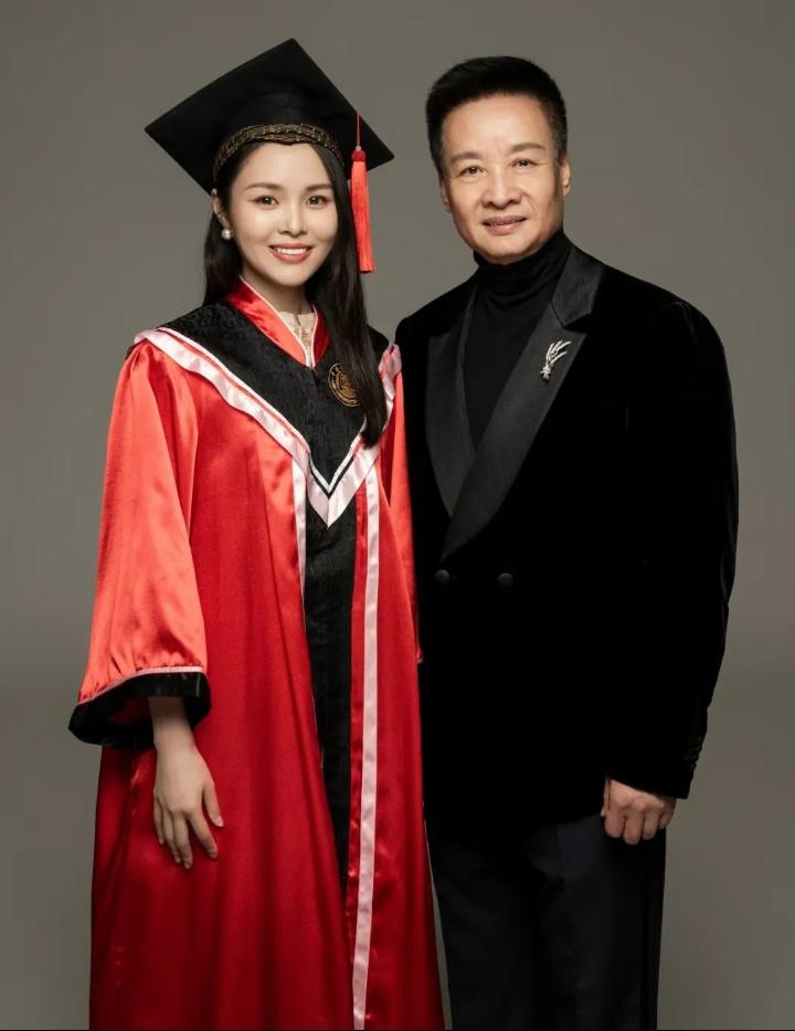 这是2023年女高音歌唱家龚爽博士毕业时与导师阎维文拍的合照，没想到博士毕业后才