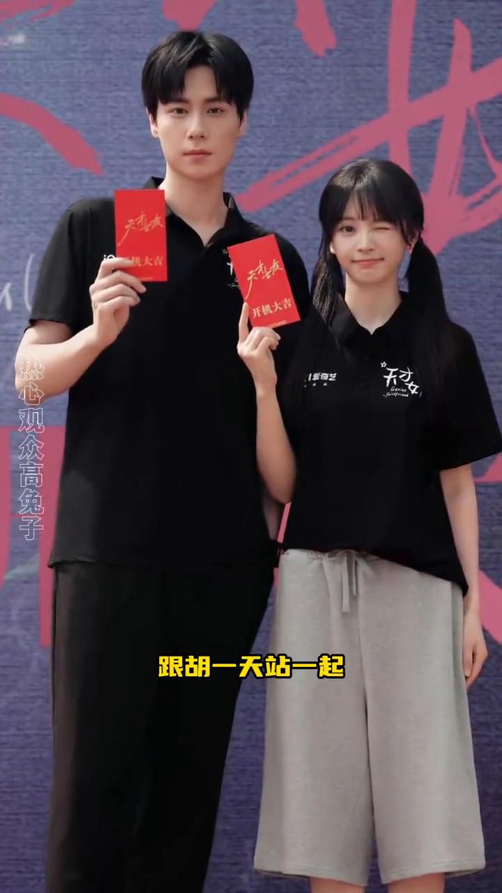 这个田曦薇完全就是魔丸来的，真是穿着最萌的衣服干着最猛的事。穿着白色毛绒大衣，搭