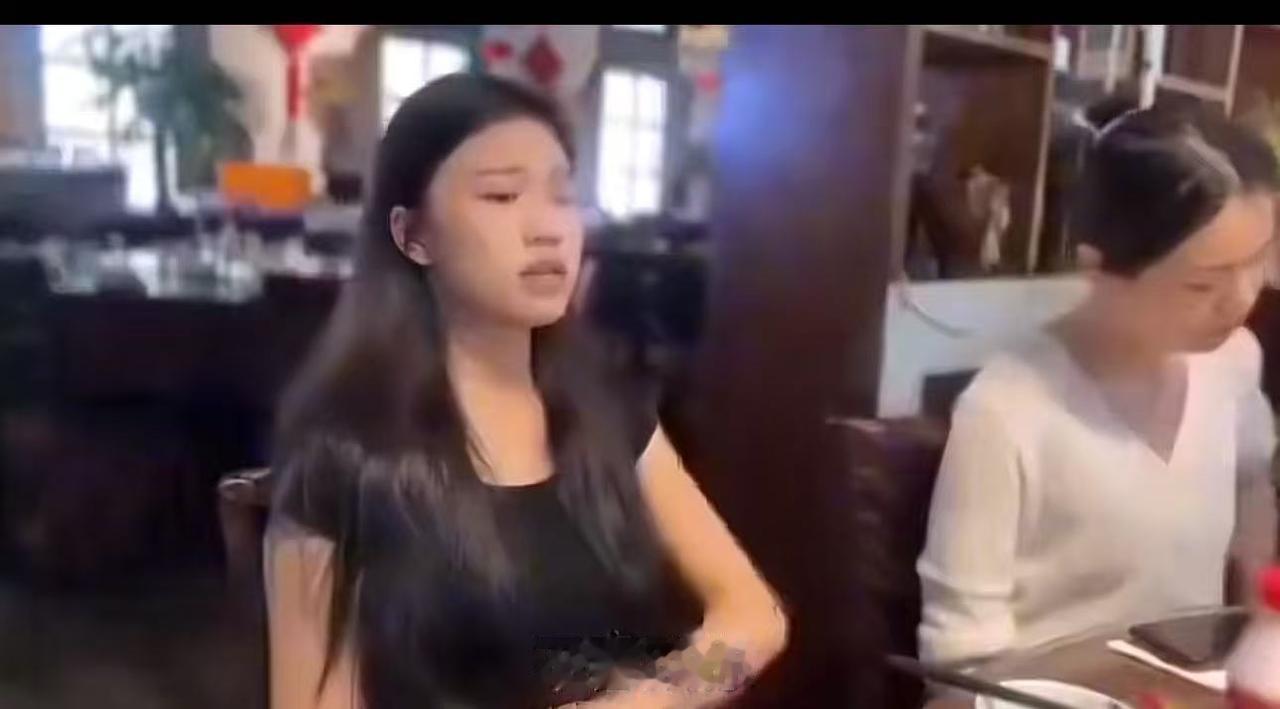 小伙子去见相亲对象，饭局结束打听女方觉得他咋样。女方直接回绝，嫌他肤色黑长相一般