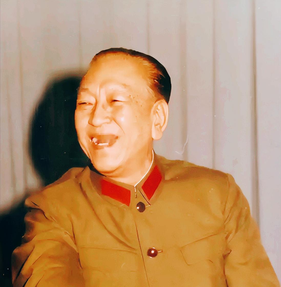 1955年授衔仪式上，许世友盯着耿飚空荡荡的肩章突然笑出声：