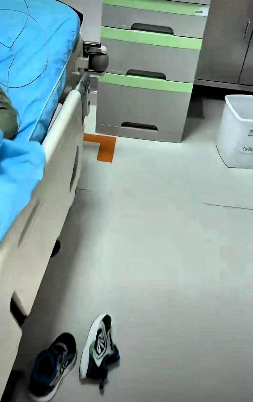 江苏一小男孩，趁妈妈上厕所不注意，偷偷喝了一整瓶美林，高达100毫升。母