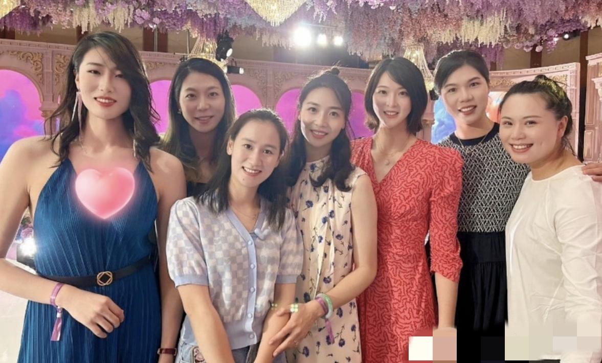 7位中国女排姑娘的私服合照：我一眼就认出了香肩裸露的刘宴含，长发披肩的杨珺菁，宛