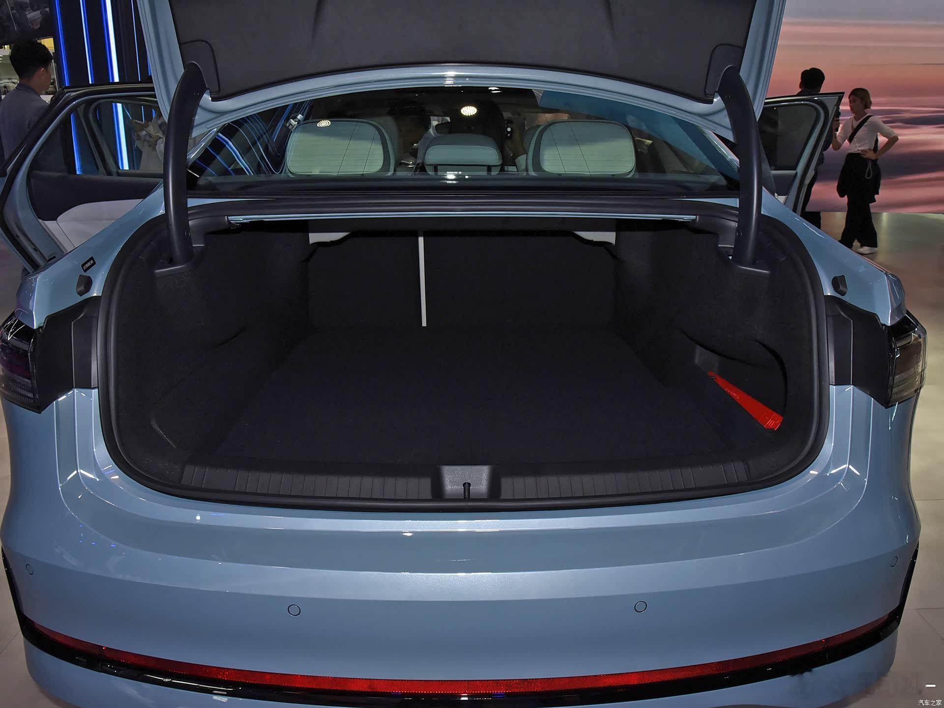 很多人调侃的【雅阁PHEV后备箱台阶】，里面并不是电池而是油箱，它的电池放在原本