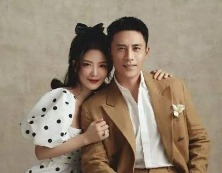 2021年，杜淳和王灿结婚了。一天，杜淳在家中无意间看到了王灿身份证的出生日期，