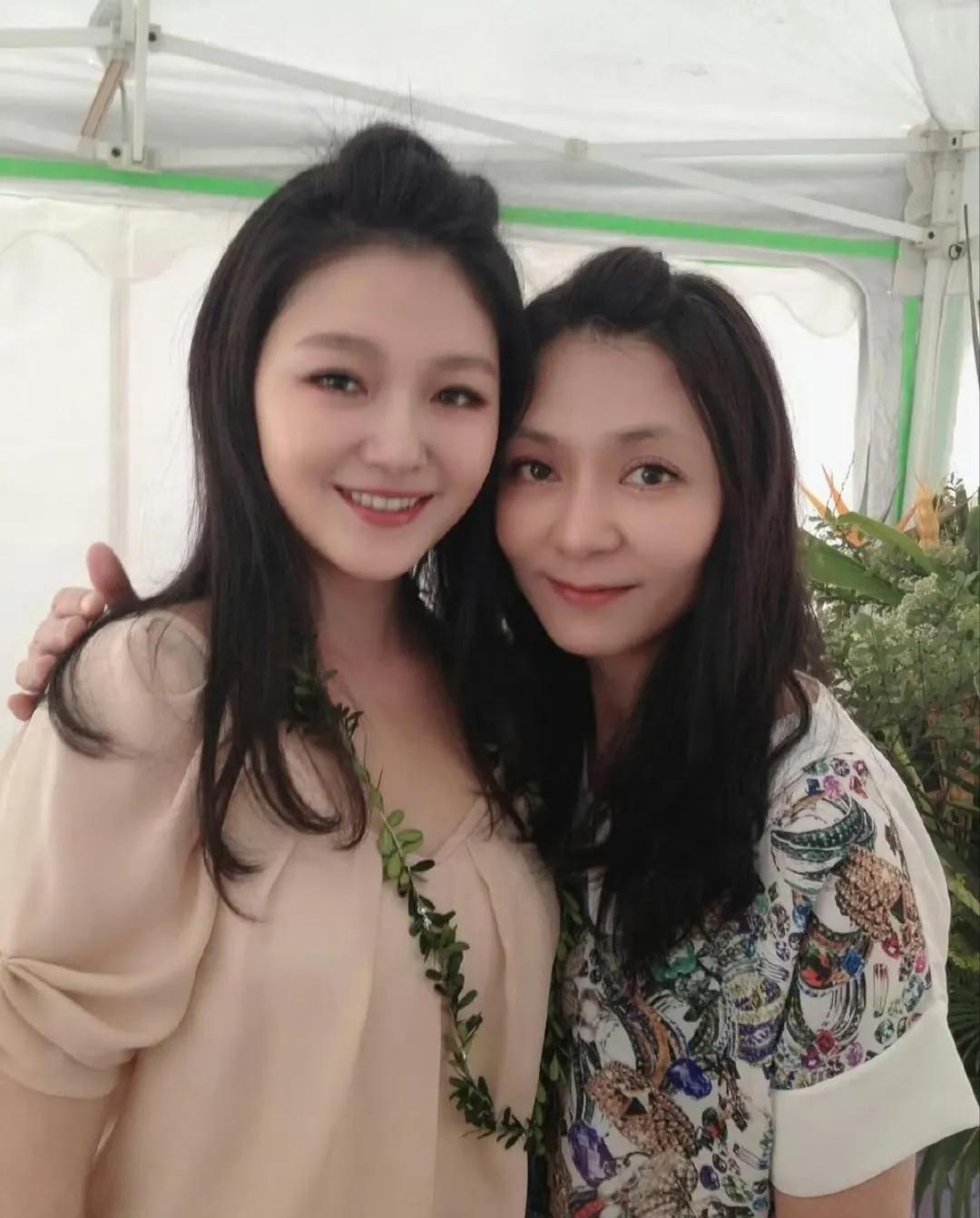 大S和这女子比小S更像姐妹，两人发型一样脸型也有点像。