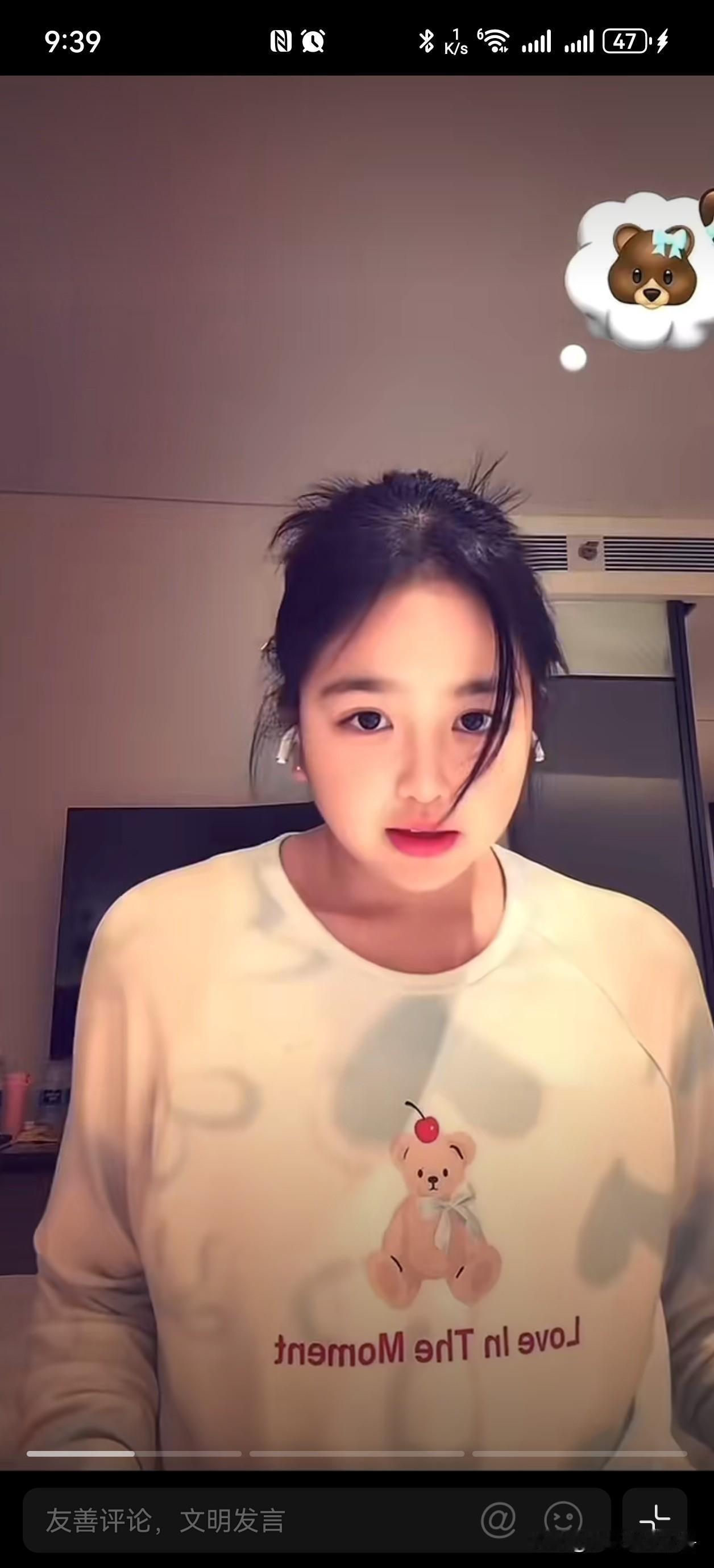 包饺子，撞脸鬼鬼吴映洁！1月18日，包贝尔10岁的女儿饺子（本名包可艾）因在