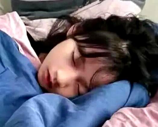 连守7个通宵，这爹当得硬气。单亲带个13岁的闺女，半夜孩子说“有人摸头”，换谁