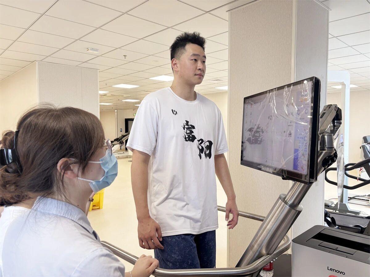 孙江豪，队危，速归！容易被台州队黑四了！还以为富阳队的内线核心是夏森，球迷们苦