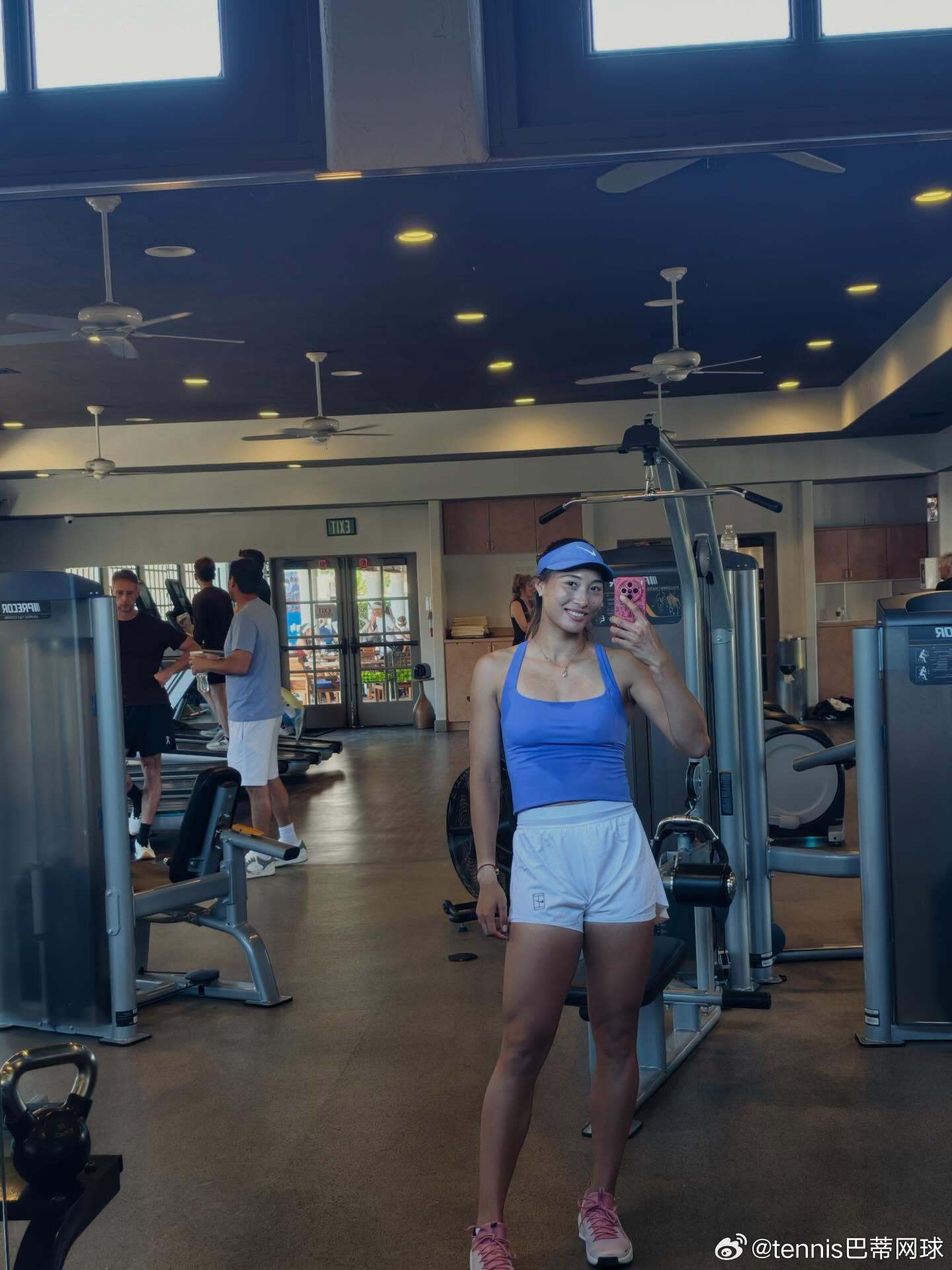 郑钦文备战iw的战袍秀各色战袍，训练服饰，郑钦文还展示了耐克新款球包，非常美丽哦