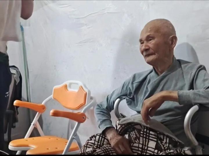 一位81岁的退休老师，因为腿萎缩，行动不便，需要人照顾。思来想去只有儿媳妇最