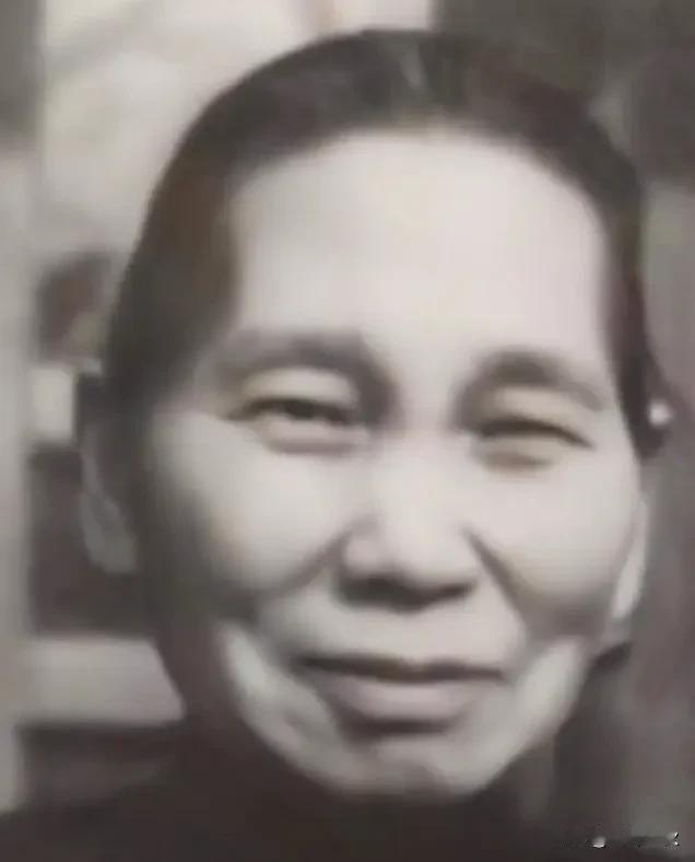 1903年，梁启超与陪嫁丫鬟发生了关系，完事后，落下一句话：“你就是个伺候人的命