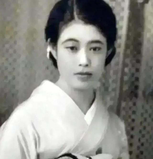 康有为在日本时，恰逢第三位姨太太怀孕，便请了16岁少女市冈鹤子当女佣。初次见面，
