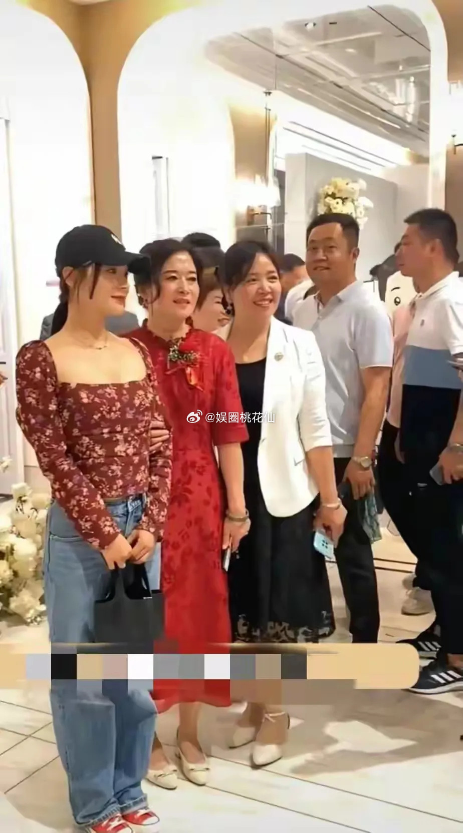 有网友说袁姗姗参加表弟婚礼的装扮哪是低调，是不合时宜吧！太刻意了，这是故意弄的邋