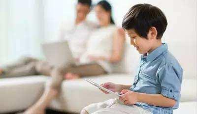老夫带孩子 孩子离不开电子产品, 补救方法其实很简答